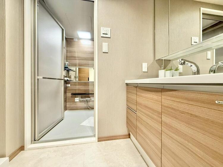 その他 十分な広さの脱衣所。