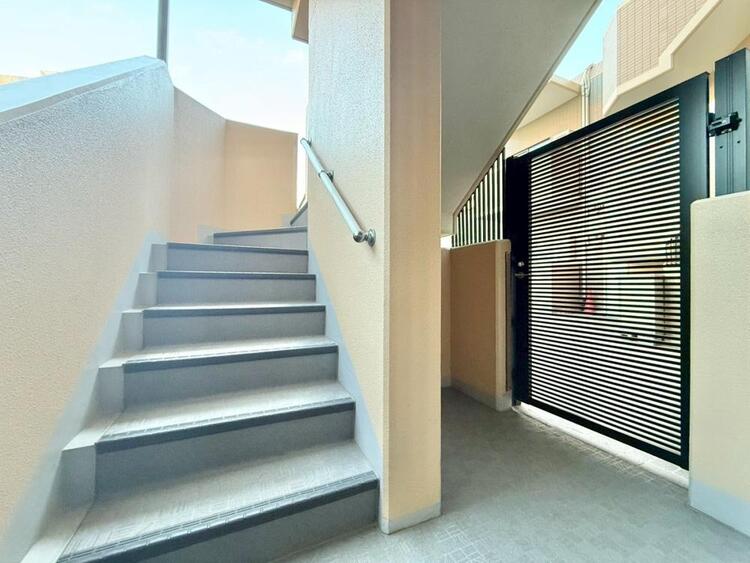 その他 共用部の階段です。明るく清潔に管理されています。