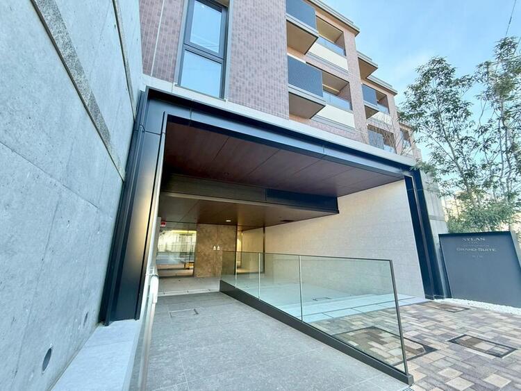 その他 上質感漂う玄関アプローチです。