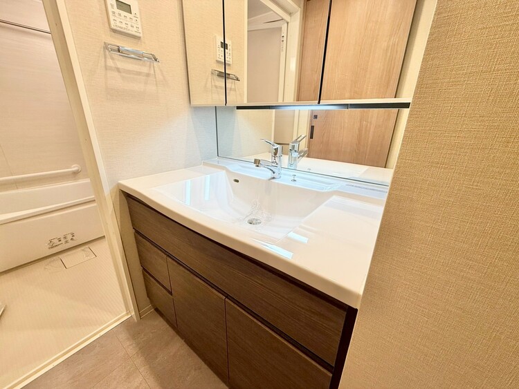 その他 清潔感を感じられる洗面化粧台。