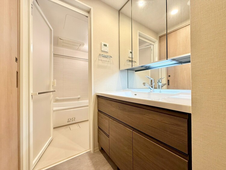 その他 十分な広さの脱衣所。