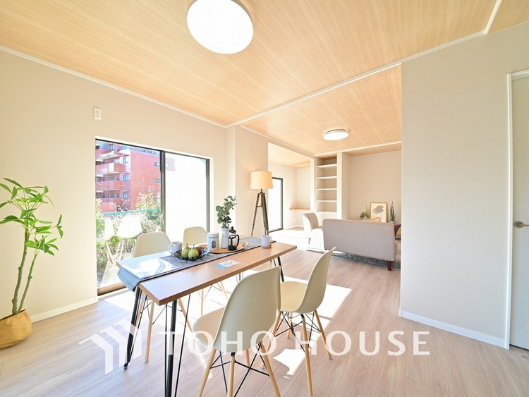 内装 広がりのある住空間、家族が集まるリビング・ダイニング