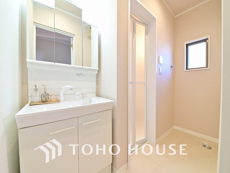 洗面 洗面台には三面鏡を採用。身だしなみを整えやすく収納量も良好です