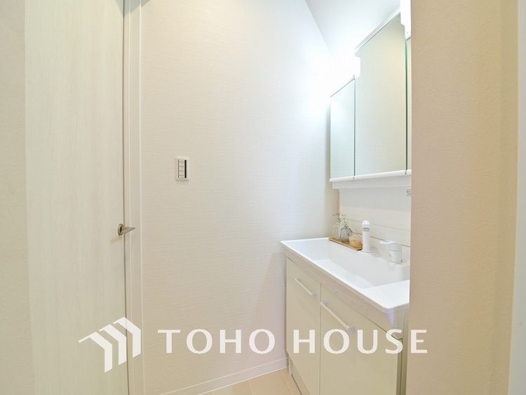 洗面 落ち着きのある色合いでまとめられた洗面室