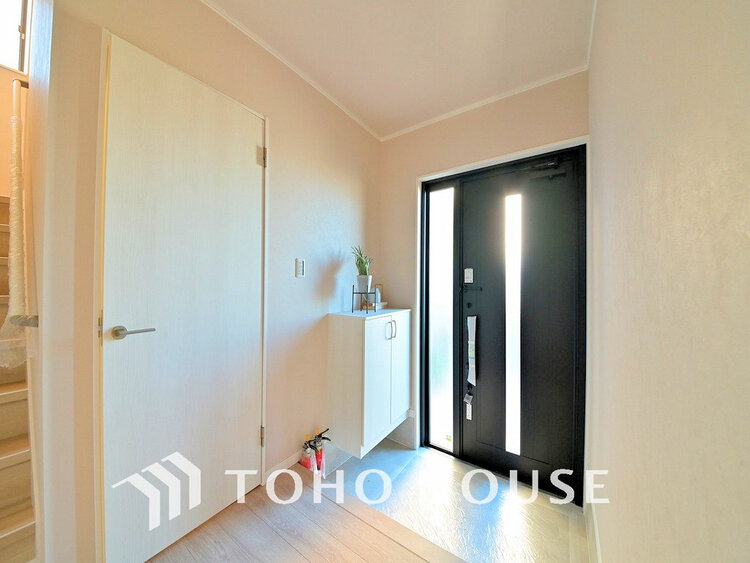 玄関 飾リ過ぎないシンプルな内装と偏り過ぎないデザインの玄関