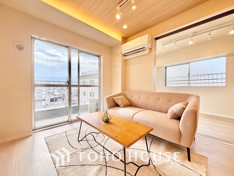 内装 ここにはみんなが集い、食事と楽しい会話が始まる。話に夢中になりすぎて、ついつい時を忘れ夜半過ぎになってしまう。そんな束の間の幸せを感じさせてくれる場所でありたい。