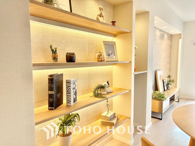 内装 ここにはみんなが集い、食事と楽しい会話が始まる。話に夢中になりすぎて、ついつい時を忘れ夜半過ぎになってしまう。そんな束の間の幸せを感じさせてくれる場所でありたい。