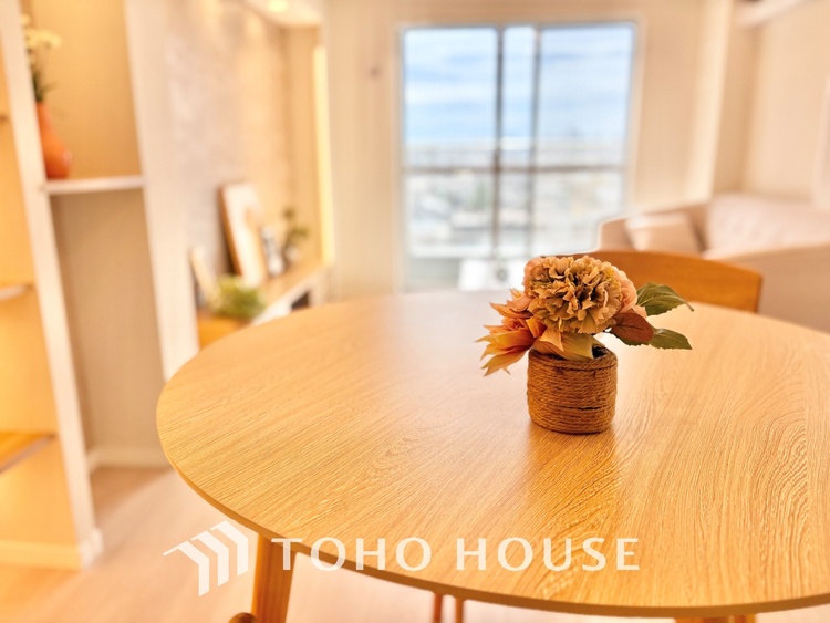 内装 大きなリビングは、高級感漂う設えとゆとりある広さで安心をもたらす特別な場所。暮らしの中心にふさわしい空間です。