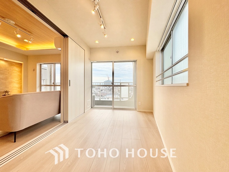 内装 堂々とした広さを誇るリビングは、優雅な開放感と安心感を兼ね備えた上質な空間。ご家族の時間を一層贅沢に演出します。