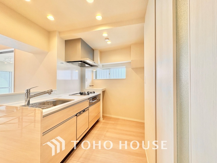 キッチン 上質な素材に囲まれたキッチンは、穏やかな時間が流れる特別な空間。洗練された料理が生まれる場所です。