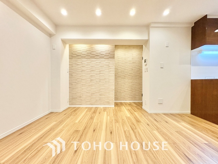 内装 ここにはみんなが集い、食事と楽しい会話が始まる。話に夢中になりすぎて、ついつい時を忘れ夜半過ぎになってしまう。そんな束の間の幸せを感じさせてくれる場所でありたい。