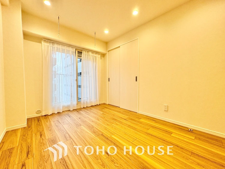 内装 堂々とした広さを誇るリビングは、優雅な開放感と安心感を兼ね備えた上質な空間。ご家族の時間を一層贅沢に演出します。