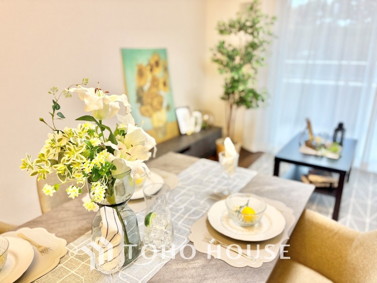 内装 ここにはみんなが集い、食事と楽しい会話が始まる。話に夢中になりすぎて、ついつい時を忘れ夜半過ぎになってしまう。そんな束の間の幸せを感じさせてくれる場所でありたい。