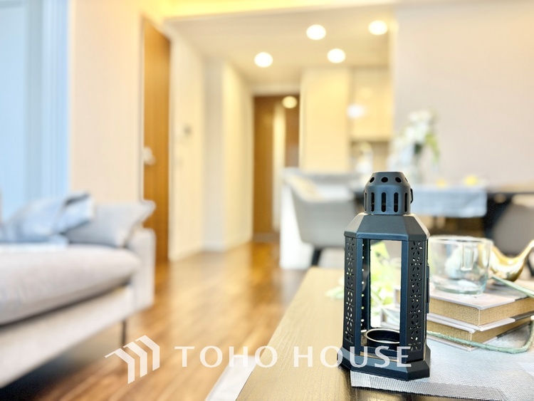 内装 ここにはみんなが集い、食事と楽しい会話が始まる。話に夢中になりすぎて、ついつい時を忘れ夜半過ぎになってしまう。そんな束の間の幸せを感じさせてくれる場所でありたい。