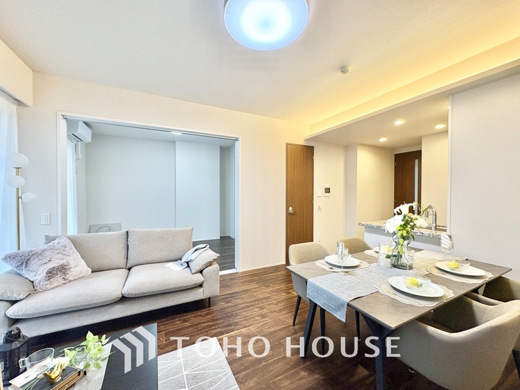 内装 大きなリビングは、高級感漂う設えとゆとりある広さで安心をもたらす特別な場所。暮らしの中心にふさわしい空間です。