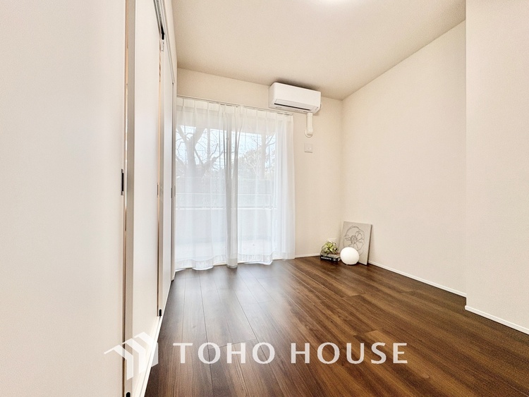 内装 堂々とした広さを誇るリビングは、優雅な開放感と安心感を兼ね備えた上質な空間。ご家族の時間を一層贅沢に演出します。