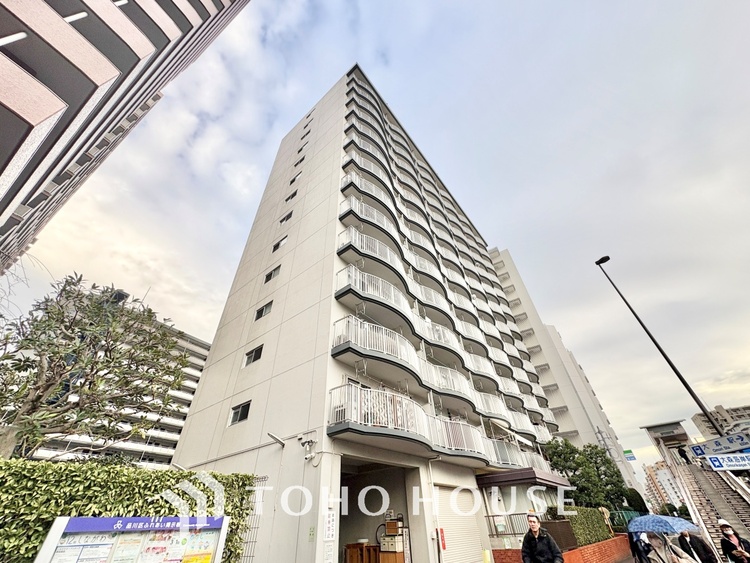 外観 堂々とした広さを誇るリビングは、優雅な開放感と安心感を兼ね備えた上質な空間。ご家族の時間を一層贅沢に演出します。