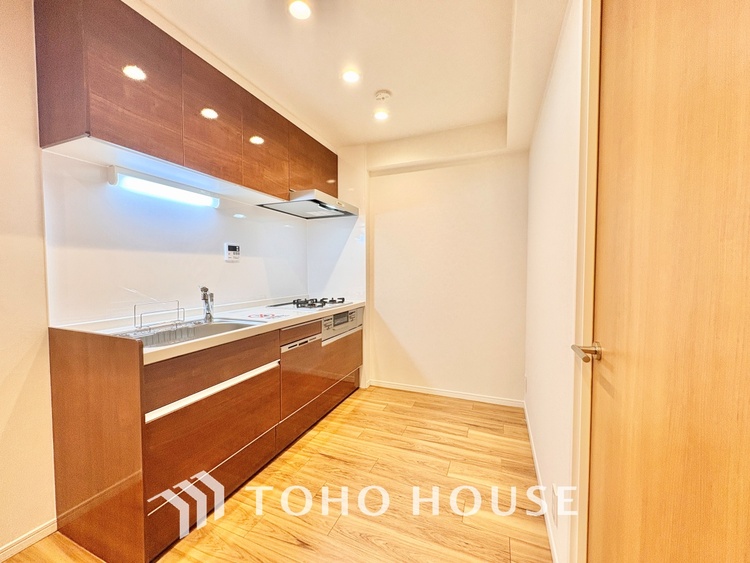 キッチン 上質な素材に囲まれたキッチンは、穏やかな時間が流れる特別な空間。洗練された料理が生まれる場所です。