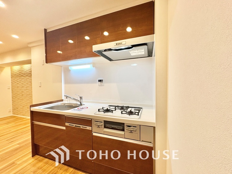 キッチン 時を超えて愛されるデザインが、日常を特別なひとときへと昇華させます。この場所から、心満たされる豊かな食卓が始まります。