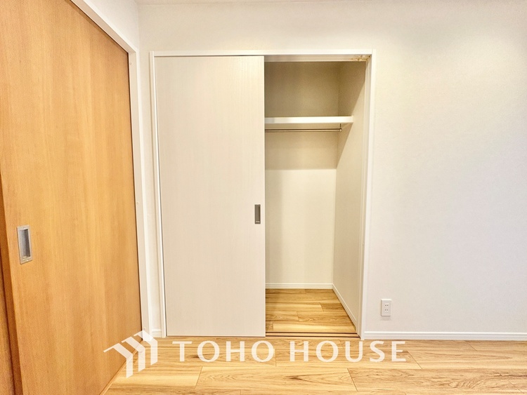 収納 無駄を削ぎ落としたミニマルなデザインが、空間に静謐な美しさをもたらします。研ぎ澄まされた感性を満たす場所です。