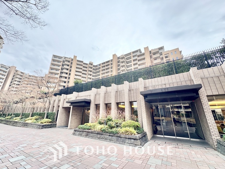 外観 堂々とした広さを誇るリビングは、優雅な開放感と安心感を兼ね備えた上質な空間。ご家族の時間を一層贅沢に演出します。