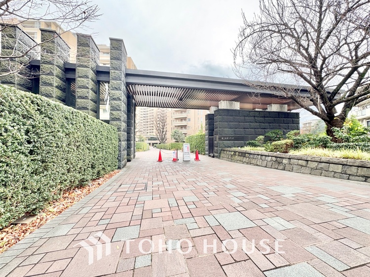 外観 明るく大きなリビングは、家族の安心と快適を育む空間。のびやかな広さが毎日の暮らしをより豊かに彩ります。