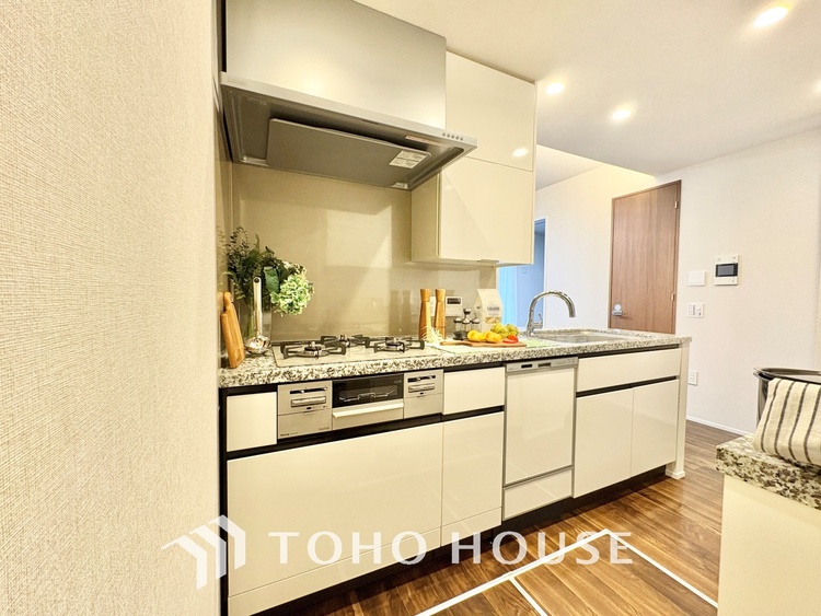 キッチン 上質な素材に囲まれたキッチンは、穏やかな時間が流れる特別な空間。洗練された料理が生まれる場所です。