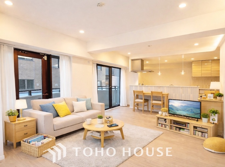 内装 ＊配置してある家具や小物はCGによるイメージ画像です。ゆったりとした幅の窓からこの空間に降り注ぐ採光が絶えない。明るいリビングこそ居心地のいい暮らしが待っているのだと思う。