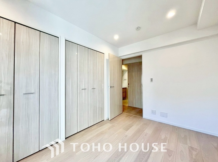 内装 風の通り道。舞い込んでくる風が優しく躍り、室内に爽やかな空気を運んでくる。そこに季節の息吹を感じて、いまがどんな季節なのかを実感する。