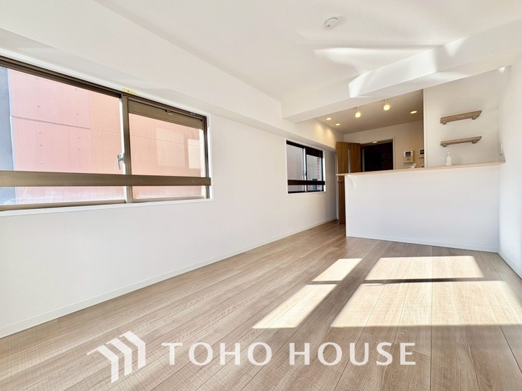 内装 ◆サンサンと◆差し込む太陽の光がこのリビングに笑いをもたらす。ソファの上のクッションがポカポカした暖気にぬくぬくと微睡んでいる。