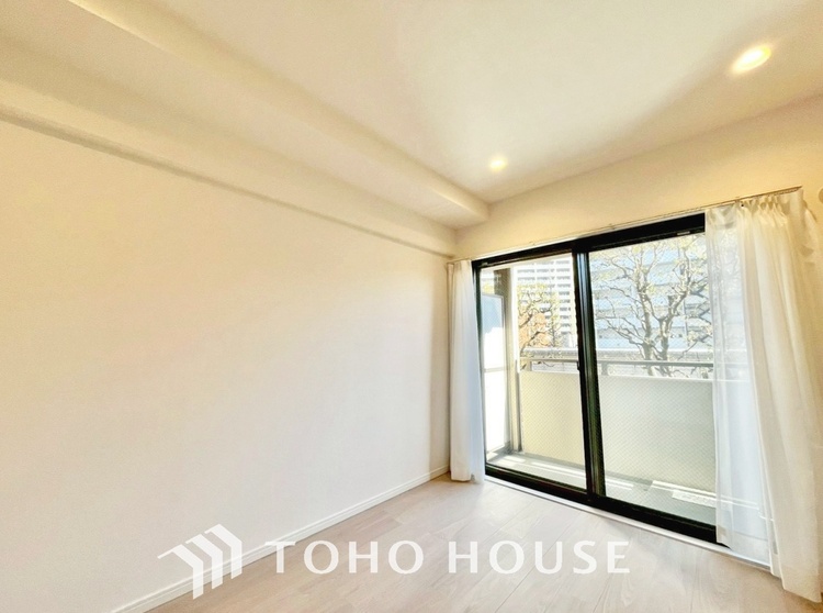 内装 使いやすく、明るい洋室に仕上がります。子供部屋や趣味のお部屋にご利用できます。ご自身で家具などを配置し、素敵な空間を創り上げられます。