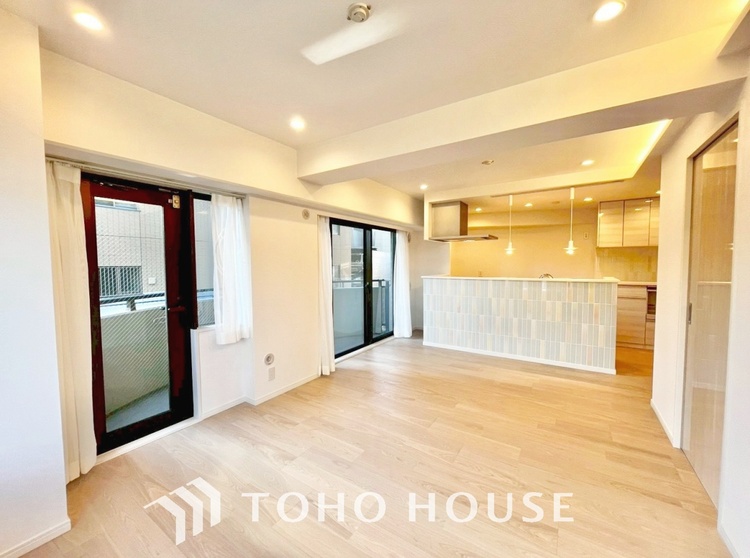 内装 ここはみんなが集い、食事と楽しい会話が始まる場所。話に夢中になりすぎて、ついつい時を忘れ、夜半過ぎになってしまう。そんな束の間の幸せを感じさせてくれます。