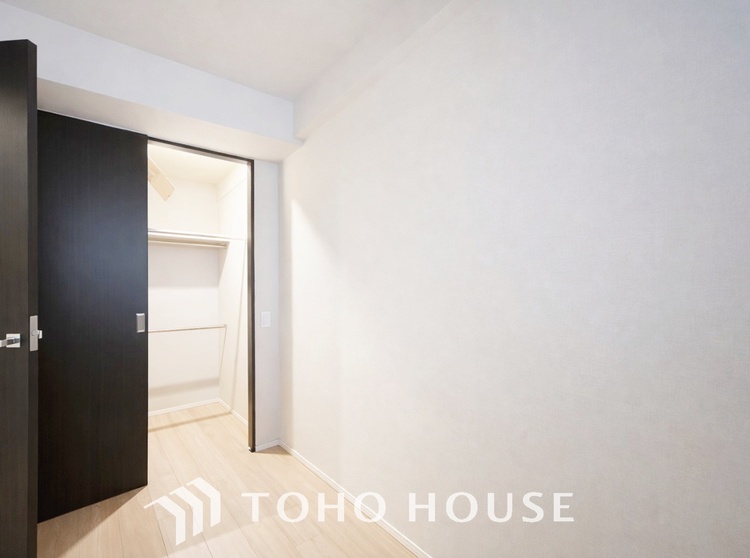 内装 使いやすく、明るい洋室に仕上がります。子供部屋や趣味のお部屋にご利用できます。ご自身で家具などを配置し、素敵な空間を創り上げられます。