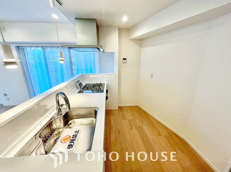 キッチン 手元の収納から、足元の収納までが全てスライド式で、奥のスペースまで有効に活用できます。奥まで上から見渡せるので、たまにしか使わない調理器具もサッと取出せます。