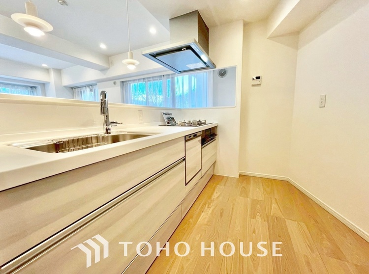 キッチン ◆愛育◆キッチンは家族の絆を育む大切な空間。シンプルで使い易いSystemKitchenで愉しく作る料理は愛情のある美味しいご馳走に。家族で使える広々としたダイニングキッチンです。