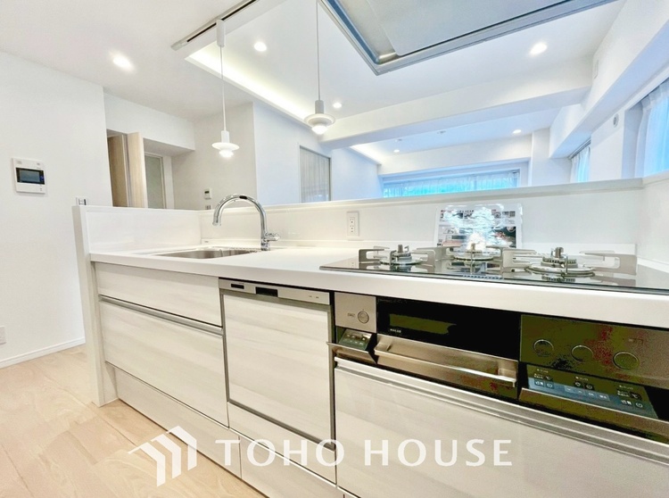 キッチン キッチンは家族の絆を育む大切な空間。シンプルで使い易いシステムキッチンで愉しく作る料理は愛情のある美味しいご馳走に。家族で使えるダイニングキッチンです。