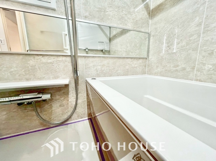 風呂 【浴室】《一日の疲れを落としてくれる場所は、落ち着く場所でなければならない》　高級感溢れるカラーと大きさ・柔らかな曲線で構成された半身浴も楽しめるバスタブが心地よさをもたらします。