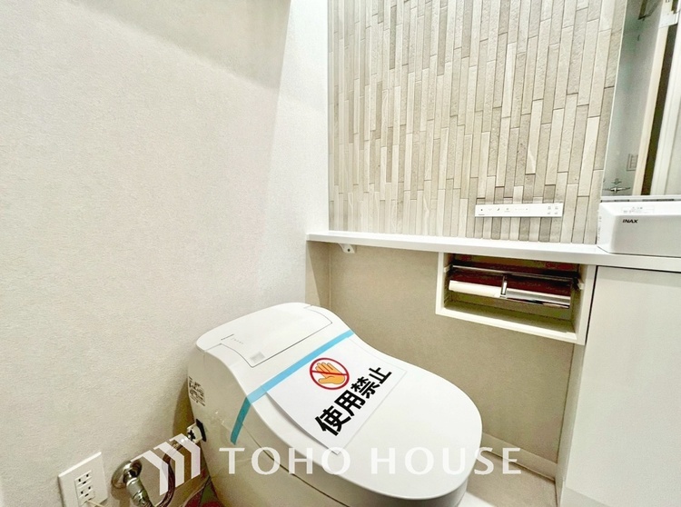 トイレ 清潔感あるホワイト調のクロスと温もり溢れるモダンカラーの床材が見事に調和した本邸宅は、毎日の生活を少しでも快適に過ごして頂ける様に落ち着いた雰囲気作りから行っています。