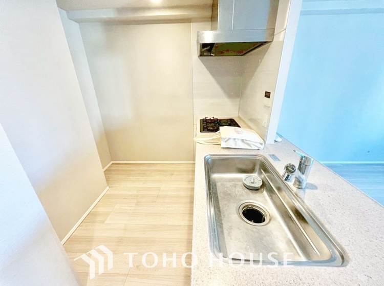 キッチン 手元の収納から、足元の収納までが全てスライド式で、奥のスペースまで有効に活用できます。奥まで上から見渡せるので、たまにしか使わない調理器具もサッと取出せます。