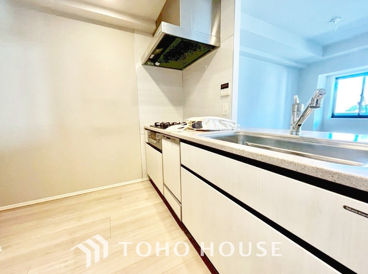 キッチン ◆愛育◆キッチンは家族の絆を育む大切な空間。シンプルで使い易いSystemKitchenで愉しく作る料理は愛情のある美味しいご馳走に。家族で使える広々としたダイニングキッチンです。