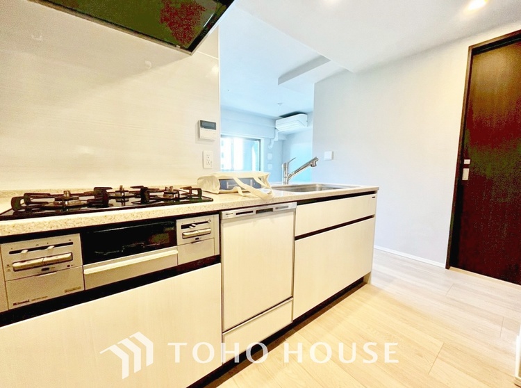 キッチン キッチンは家族の絆を育む大切な空間。シンプルで使い易いシステムキッチンで愉しく作る料理は愛情のある美味しいご馳走に。家族で使えるダイニングキッチンです。