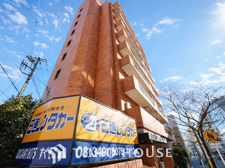 外観 洗練されたファサードが印象的なマンション。日々の暮らしを心地よく包み込む、品格ある佇まいが魅力です。帰宅するたびに気分が高まります。