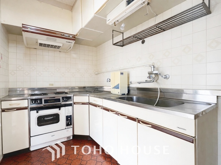 キッチン ※リフォーム前写真手元の収納から、足元の収納までが全てスライド式で、奥のスペースまで有効に活用できます。奥まで上から見渡せるので、たまにしか使わない調理器具もサッと取出せます。