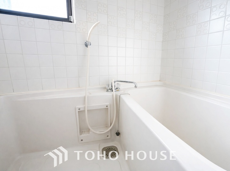 風呂 ※リフォーム前写真【浴室】《一日の疲れを落としてくれる場所は、落ち着く場所でなければならない》　高級感溢れるカラーと大きさ・柔らかな曲線で構成された半身浴も楽しめるバスタブが心地よさをもたらします。