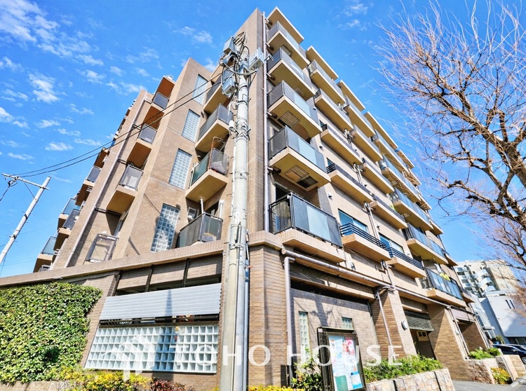 外観 洗練されたファサードが印象的なマンション。日々の暮らしを心地よく包み込む、品格ある佇まいが魅力です。帰宅するたびに気分が高まります。