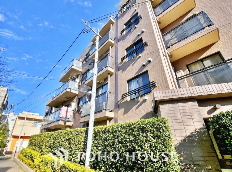 外観 緑に囲まれたアプローチが、住まいに柔らかな雰囲気を添えています。季節の移ろいを感じながら帰宅できる心地よい導線です。