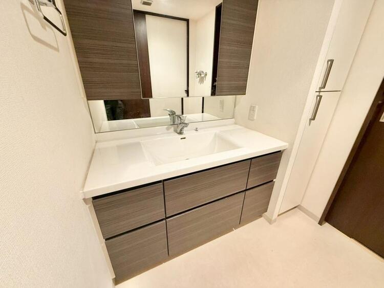 その他 清潔感を感じられる洗面化粧台。