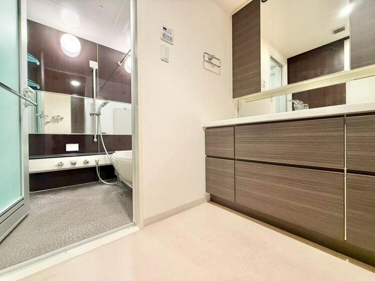 その他 十分な広さの脱衣所。