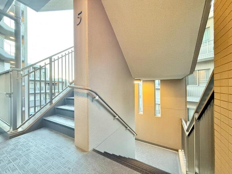 その他 共用部の階段です。明るく清潔に管理されています。