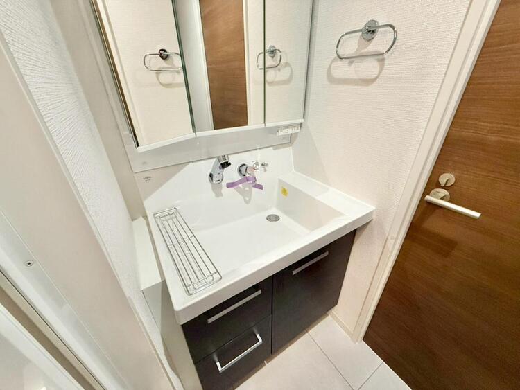 その他 清潔感を感じられる洗面化粧台。